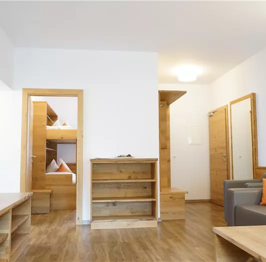 Wohnbereich mit Blick ins Kinderzimmer