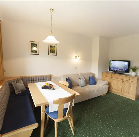 Wohnküche mit komfortabler Couch