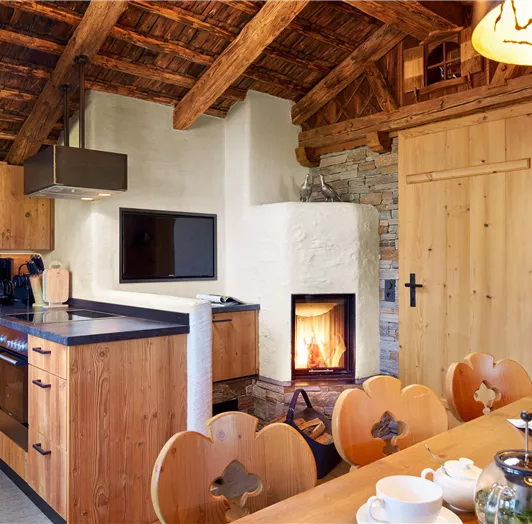 Wohnküche mit offenem Kamin