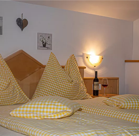 Ein Einblick in eines der gemütlichen Zimmer am Bauernhof.