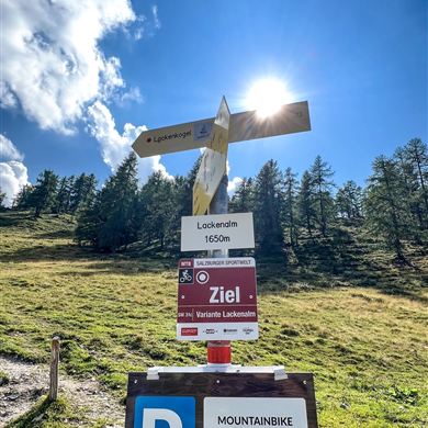 Das Ziel der SW 31c erreicht, die Hinterkuchelberg Hütte im wunderschönen Almengebiet des Lackenkogels